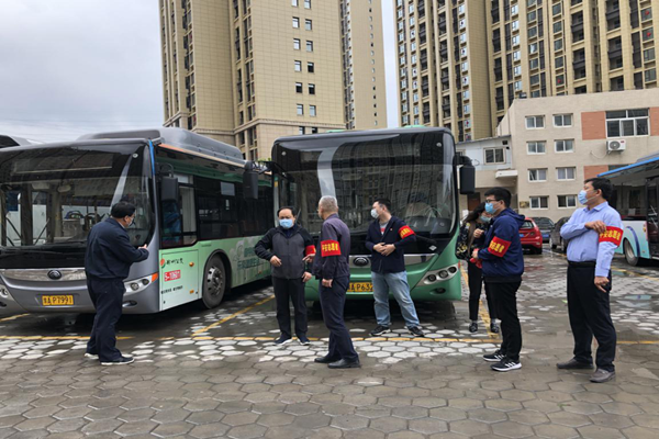 中共鄭州赫喆文化傳播有限公司黨支部開展“疫情防控常態(tài)化，為公共交通助力”志愿服務(wù)實踐活動