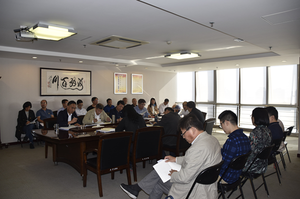集團(tuán)公司召開“不忘初心、牢記使命”主題教育全面從嚴(yán)治黨專題集中學(xué)習(xí)研討會議