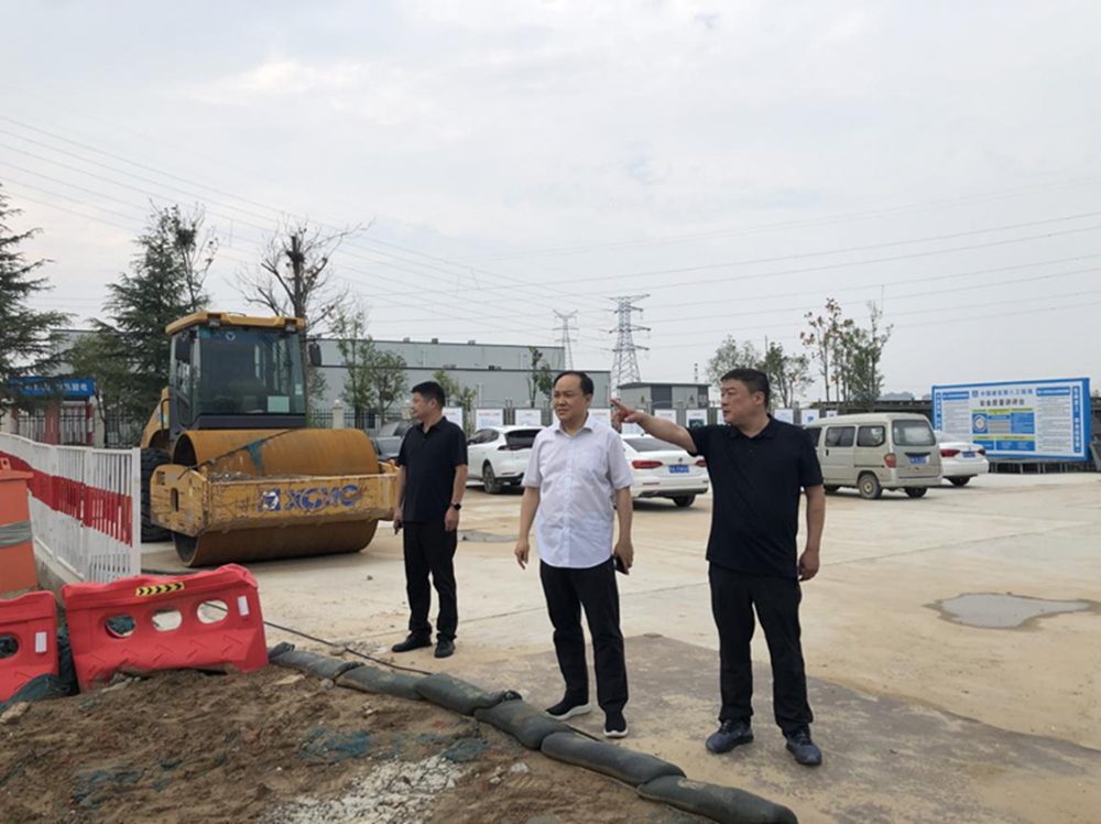 鄭州市建設(shè)投資集團有限公司黨委委員、副總經(jīng)理張巖到侯寨新鎮(zhèn)區(qū)安置區(qū)調(diào)研項目建設(shè)工作